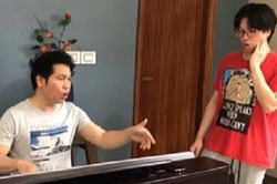 'Ông hoàng nhạc đỏ' Trọng Tấn dạy con trai luyện thanh buổi đầu tiên