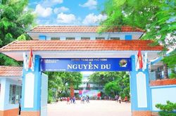 Giám đốc Sở GD&ĐT TP.HCM ký giấy trúng tuyển cho học sinh thiếu 7,75 điểm