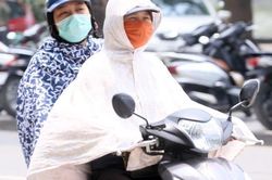 Người Hà Nội kín bưng khi ra đường vì nắng nóng trước dịp nghỉ lễ 30/4