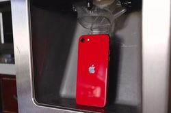 Muốn biết vì sao Apple giàu, hãy nhìn vào chiếc iPhone SE