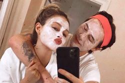 Brooklyn Beckham bị ném đá khi khoe ảnh dưỡng da cùng bạn gái