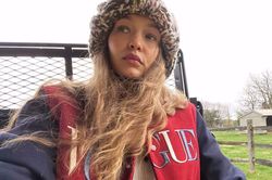 Sau tin mang bầu, Gigi Hadid bị chê già khi để mặt mộc