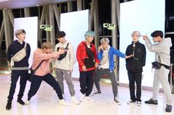 'Chết cười' với top bình luận cực mặn mòi đến từ các nhân viên của Run BTS!