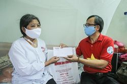 Trao quà bệnh nhân xóm chạy thận Hà Nội