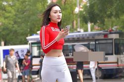 Mặc đồ này ra đường, hot girl Trung Quốc khiến dân tình 'đứng hình'