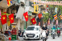 Thủ đô Hà Nội rực rỡ cờ hoa trong ngày lễ 30/4