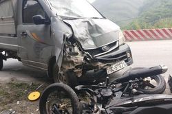 Xe máy đấu đầu ô tô, 2 người thương vong