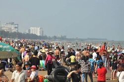 Hàng nghìn du khách chen nhau tắm biển Sầm Sơn, Cửa Lò