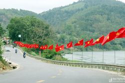 Quê hương Nghệ An rợp đỏ sắc cờ trong dịp lễ