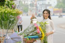 Thiếu nữ Hà thành e ấp bên sắc hoa loa kèn tháng Tư