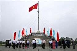 Lễ Thượng cờ Thống nhất non sông tại Đôi bờ Hiền Lương - Bến Hải