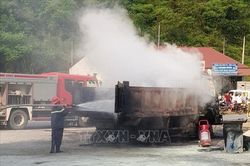 Xe tải bốc cháy ngay tại cây xăng