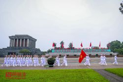 Trang nghiêm lễ thượng cờ tại Quảng trường Ba Đình nhân dịp 45 năm ngày thống nhất đất nước