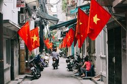 Hà Nội - Sài Gòn rực rỡ cờ đỏ sao vàng mừng 45 năm ngày thống nhất đất nước