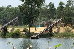 Khẩn trương xử lý bãi tập kết cát sỏi gây ô nhiễm, đường hư hỏng