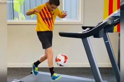 Video cậu bé tâng bóng điêu luyện trên máy chạy thu hút hàng triệu lượt xem