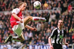 Bergkamp và những cú đỡ bóng nghệ thuật