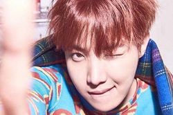 Những khoảnh khắc tán tỉnh của J-Hope BTS khiến fan đỏ mặt