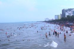 Thanh Hóa: Du lịch biển 'lên ngôi' trong ngày đầu nghỉ lễ