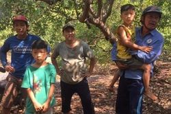 Tìm thấy hai bé sinh đôi trong chòi lá cách nhà khoảng 2km
