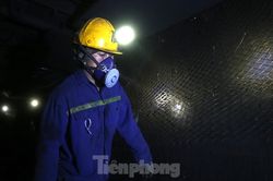 Theo chân thợ mỏ xuyên hầm sâu hàng trăm mét săn 'vàng đen'