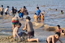 Nghìn người chen nhau tắm biển Đồ Sơn sau chuỗi ngày giãn cách xã hội