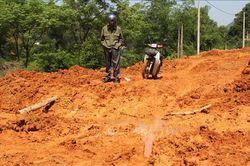 Cần sớm trả lại mặt đường để người dân khu vực thủy điện Khánh Khê đi lại thuận lợi