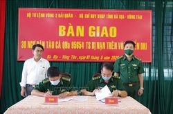 Bộ Tư lệnh Vùng 2 Hải quân đưa 30 ngư dân gặp nạn vào bờ an toàn