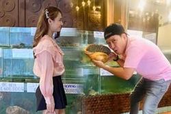 Vợ chồng Trường Giang- Nhã Phương mặc đồ đôi 'trốn' con đi hẹn hò ngày lễ
