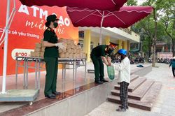 'ATM gạo' miễn phí ở Hà Nội: Những hạt gạo nghĩa tình