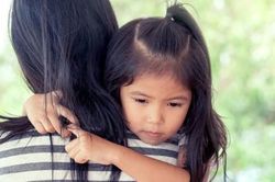 Đi làm xa về thăm con, tôi mừng tủi chạy lại ôm chầm lấy con nhưng vừa nhìn rõ mặt đứa trẻ thì trong lòng tôi chỉ còn sự phẫn nộ