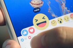 Các biểu tượng cảm xúc của Facebook hóa ra tạo thành một câu chuyện rất buồn (cười)