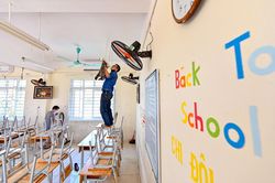 Thầy cô tất bật dọn dẹp trường đón học sinh trở lại lớp