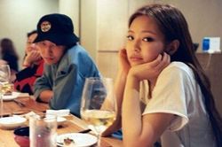 G-Dragon, BlackPink thử đeo kính do Jennie thiết kế