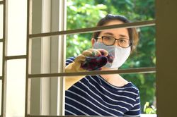 Phụ huynh trực tiếp vệ sinh trường lớp trước ngày con em đi học lại