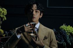 Thế giới sôi sục vì mixtape mới của V BTS, cách tiết lộ cực độc