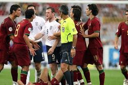 TIẾT LỘ: Neville từng phải hòa giải cho Rooney và Ronaldo