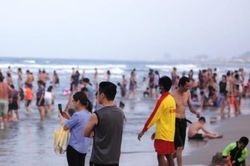 Dòng người tấp nập tắm biển Đà Nẵng dịp Lễ 30-4, 1-5
