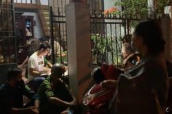 Chồng tá hỏa phát hiện vợ chết trong tư thế treo cổ sau cánh cửa