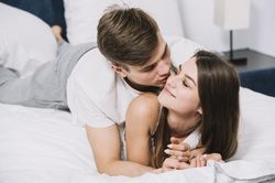 Vợ chết lặng chứng kiến chồng hoàn hảo đắm say bên tình cũ
