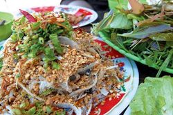 Người đàn ông nhiễm độc nguy kịch sau bữa nhậu gỏi cá