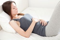 Thiếu nữ 17 tuổi bị u quái buồng trứng: Dấu hiệu nhận biết căn bệnh nguy hiểm