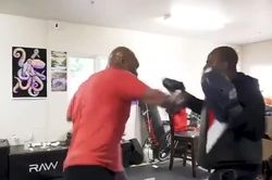 Mike Tyson xuất chiêu nhanh như chớp ở tuổi 53