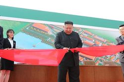 NLĐ Kim Jong Un bất ngờ xuất hiện, xóa tan những đồn đoán về sức khỏe