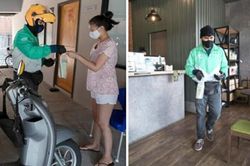 Thất nghiệp vì COVID-19, nam phi công chuyển sang làm nhân viên giao hàng