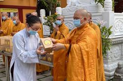 Chùa Viên Giác kết thúc tặng 1.000 tượng Đức Phật sơ sinh