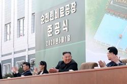 Ông Kim Jong-un tái xuất hiện sau nhiều đồn đoán về sức khỏe