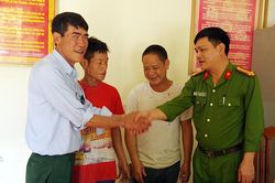 Công an phường đưa người đàn ông bị tâm thần về nhà an toàn