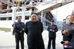 Ông Kim Jong-un xuất hiện trở lại giữa tiếng hò reo vang rền