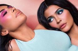 Kim Kardashian, Kylie Jenner bị chế nhạo vì chỉnh ảnh đến biến dạng